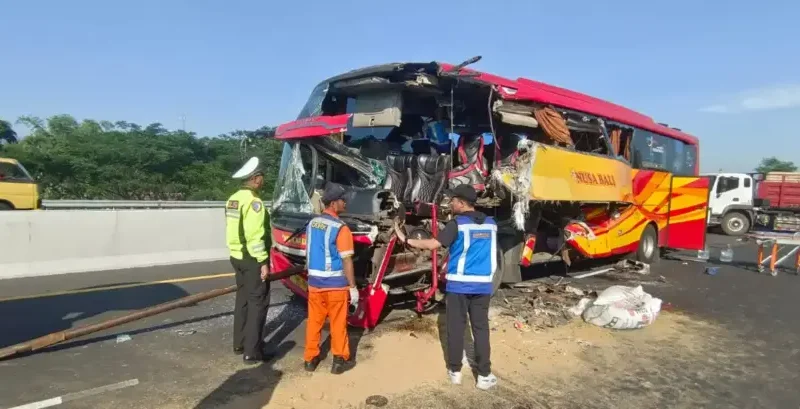 Tabrakan Bus dan Truk di Tol Gempol-Pasuruan, Belasan Penumpang Alami Luka Serius