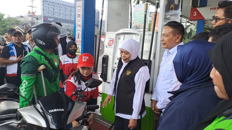 Bagi Voucher BBM 3 Liter & Sembako, Pemprov Jatim Bantu 160 Ojol di SPBU Ciliwung Malang