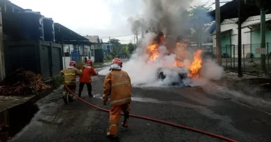 Overheat Saat Dikendarai, Mobil Listrik W 1552 RU Ludes Terbakar di Jalan Mayjen Sungkono Gresik