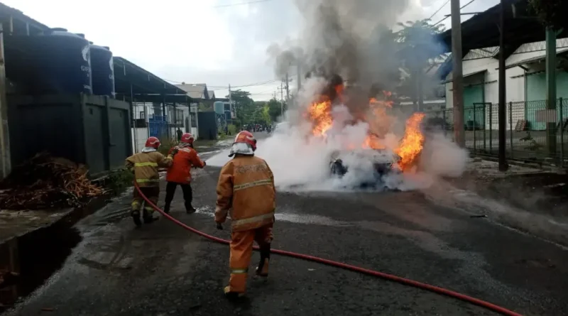 Overheat Saat Dikendarai, Mobil Listrik W 1552 RU Ludes Terbakar di Jalan Mayjen Sungkono Gresik