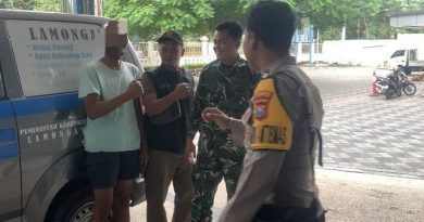 Polisi dan Warga Lamongan Evakuasi ODGJ Kerap Masuk Warung hingga Jalan Raya