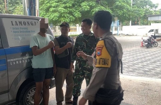 Polisi dan Warga Lamongan Evakuasi ODGJ Kerap Masuk Warung hingga Jalan Raya