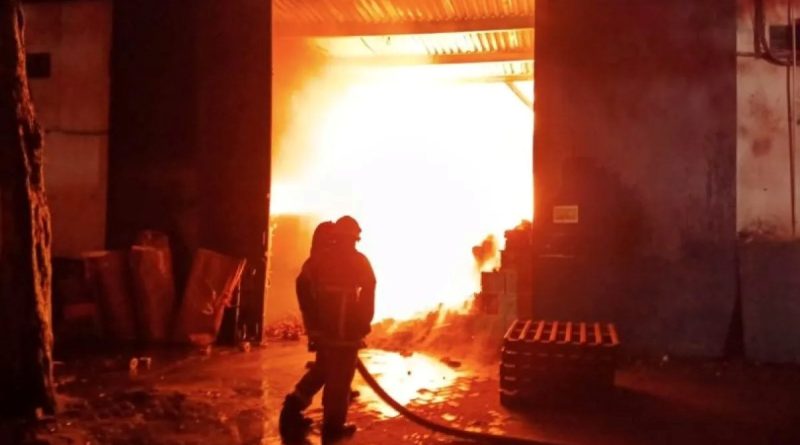 Kebakaran Pabrik Selotip Surabaya 15 Jam Baru Padam, 21 Unit Damkar Dikerahkan