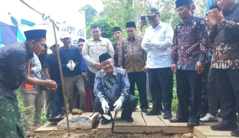 Peletakan Batu Pertama Jembatan Sirotol Mustaqim di Sampang