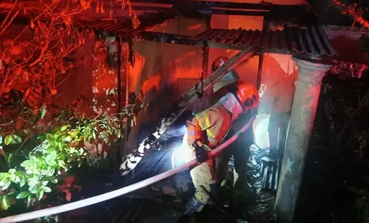 Anak Laki-Laki Bakar Rumah Orang Tuanya Sendiri di Bojonegoro Diduga Alami Gangguan Kejiwaan