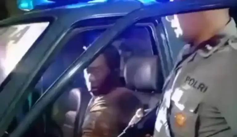 Diteriaki 'Maling' oleh Kakek 74 Tahun di Probolinggo, Residivis Curanmor Kambuhan Babak Belur Dihajar Warga