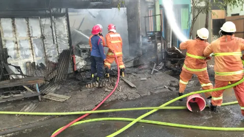 Ledakan Bensin 50 Liter di Rumah Tambal Ban Gresik, Satu Keluarga Terluka, Dua Mobil Hangus