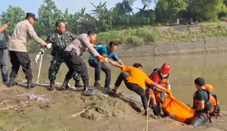 Pemancing di Ngawi Kaget Lihat Pria 64 Tahun Terapung di Sungai Bengawan Madiun
