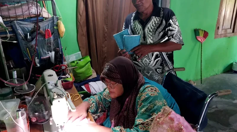 Merangkai Asa dari Kain Bekas: Kisah Ketekunan Sujinah dan Sugito Melampaui Rintangan Hidup