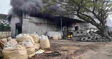 Asap Tebal Kebakaran Pabrik Ban Bekas di Mojokerto