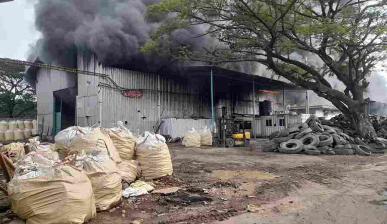 Asap Tebal Kebakaran Pabrik Ban Bekas di Mojokerto