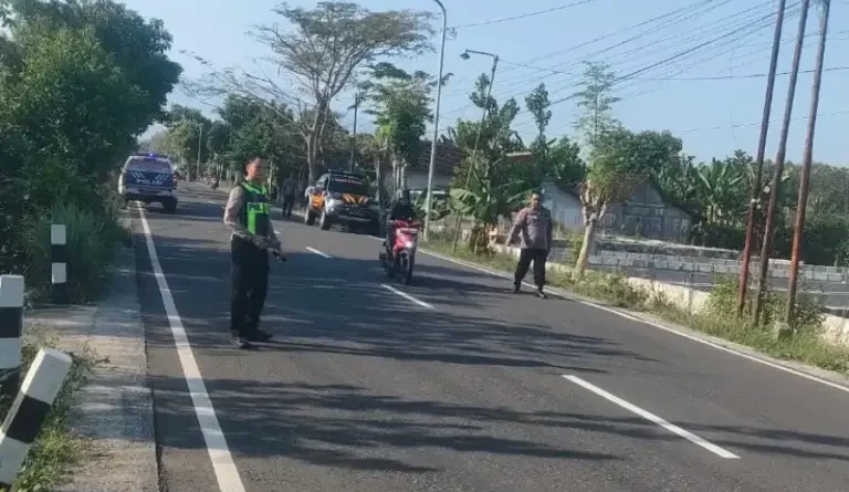 Pemuda 19 Tahun di Madiun Tewas Usai Motornya Oleng dan Menabrak Pohon