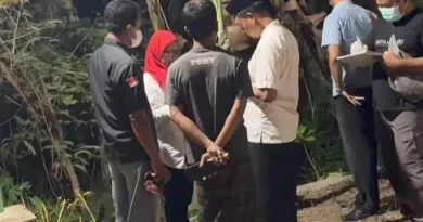Warga Permukiman Ponorogo Temukan Jasad Bayi Terbungkus Plastik Hitam Bau Busuk dari Selokan