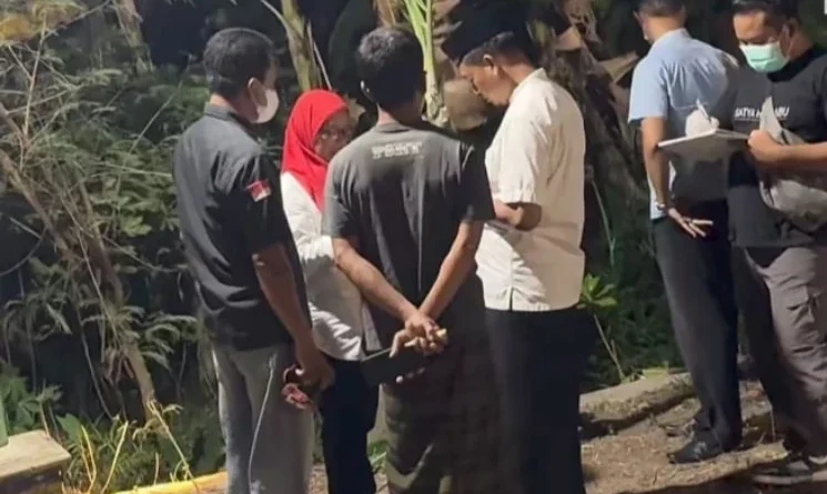 Warga Permukiman Ponorogo Temukan Jasad Bayi Terbungkus Plastik Hitam Bau Busuk dari Selokan
