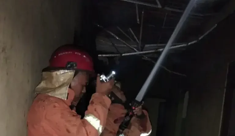 Rumah di Bangsal Mojokerto Terbakar Dini Hari, Korsleting Listrik Diduga Biang Kerok
