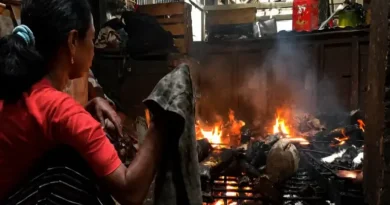 Jasa Bakar Kepala dan Kaki Hewan Kurban di Bojonegoro Laris Diserbu Warga Sejak Pagi