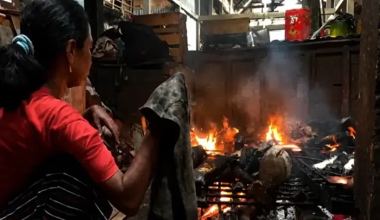 Jasa Bakar Kepala dan Kaki Hewan Kurban di Bojonegoro Laris Diserbu Warga Sejak Pagi
