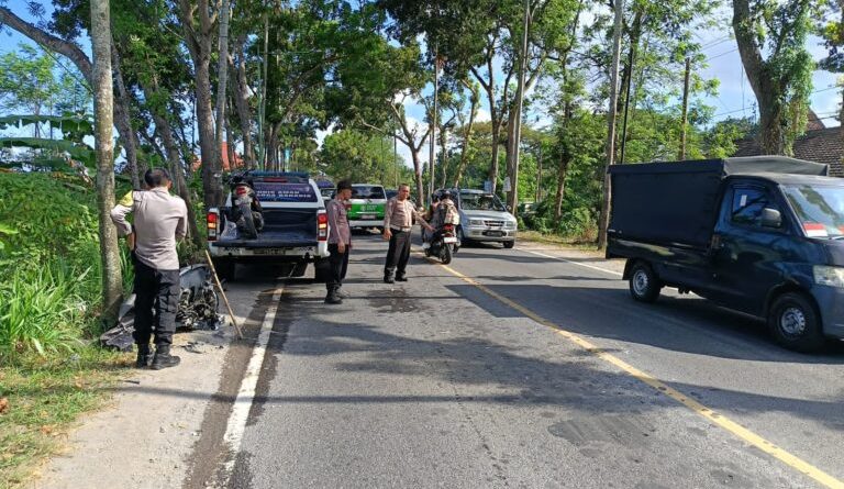Pengendara Motor Tewas Usai Menyalip di Sebelah Kiri Lalu Tabrakan dengan Bus di Tulungagung