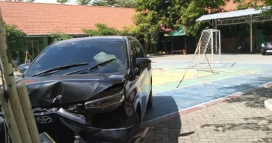 Mobil Avanza Hantam Siswa MTsN 1 Bojonegoro Saat Apel Pagi
