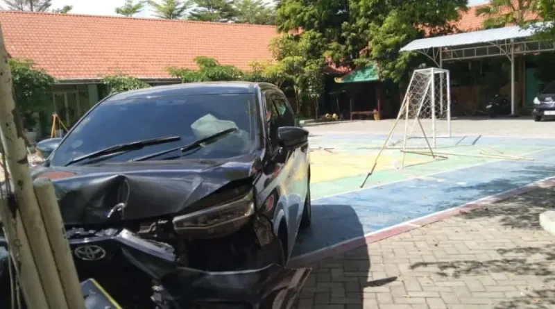 Mobil Avanza Hantam Siswa MTsN 1 Bojonegoro Saat Apel Pagi