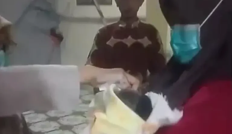 Warga Sawiji Jombang Temukan Bayi Baru Lahir Terbungkus Kain Putih di Halaman Rumah