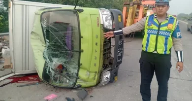 Truk Muatan Keramik 4 Ton Terguling di Tol Jombang Usai Ditabrak Bus Pariwisata dari Bali
