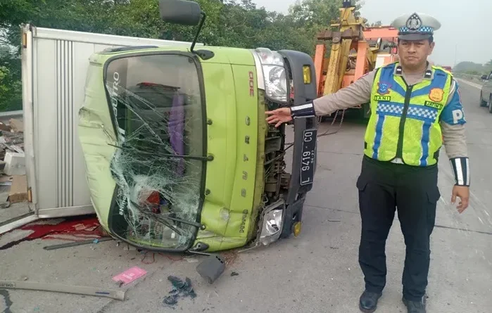 Truk Muatan Keramik 4 Ton Terguling di Tol Jombang Usai Ditabrak Bus Pariwisata dari Bali