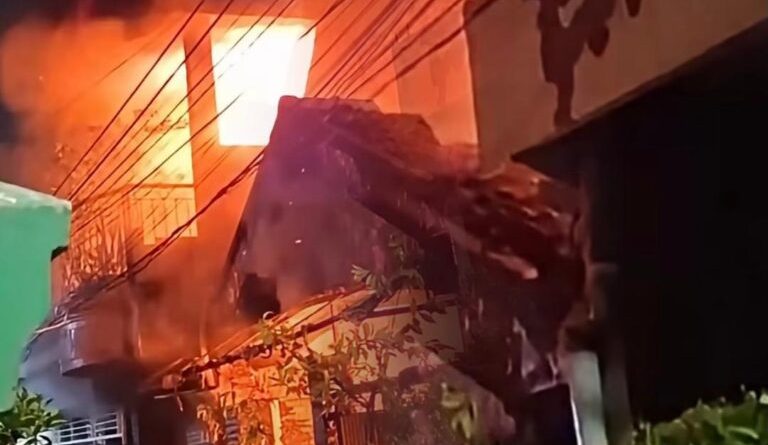 Api Ludeskan Dua Rumah di Sawahan Surabaya, Nenek 72 Tahun dan Remaja SMP Tewas di Kamar Mandi