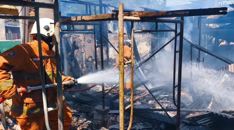 Api Ludeskan Gudang Proyek di Jajaran Tunggal, Pekerja Sedang Salat Jumat