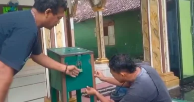 Aksi Pencuri Kotak Amal Terekaman CCTV Musala Alhidayah di Jombang