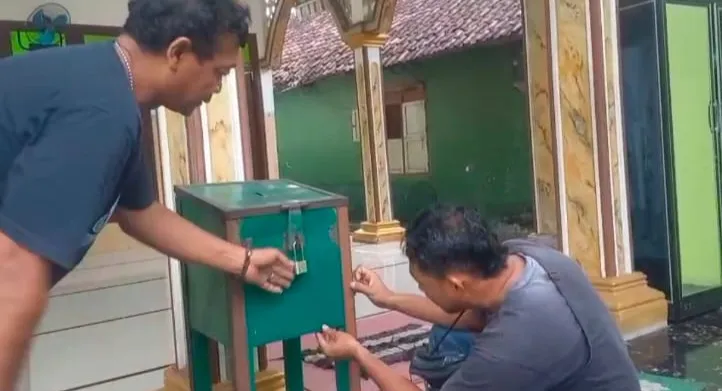Aksi Pencuri Kotak Amal Terekaman CCTV Musala Alhidayah di Jombang