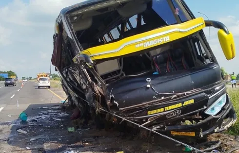 Empat Luka Ringan Usai Bus Pariwisata Terguling di Tol Jombang-Mojokerto, Sopir Diduga Ngantuk