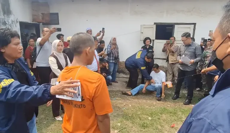 48 Adegan Rekonstruksi Kasus Menantu Bunuh Mertua di Mojokerto Berlangsung Hampir Dua Jam