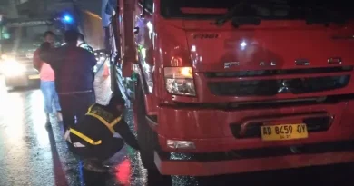 Ibu di Jombang Saksikan Suami dan Anak Laki-Lakinya Tewas Terlindas Truk, Tangisnya Pecah di Lokasi