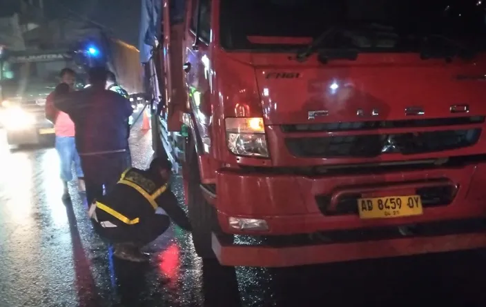 Ibu di Jombang Saksikan Suami dan Anak Laki-Lakinya Tewas Terlindas Truk, Tangisnya Pecah di Lokasi