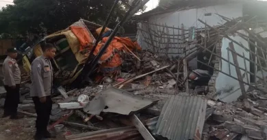 Truk Muat Kayu Rem Blong di Jatirejo Mojokerto, Tabrak Warung Rumah hingga Tiang Listrik