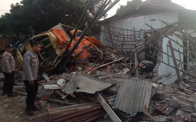 Truk Muat Kayu Rem Blong di Jatirejo Mojokerto, Tabrak Warung Rumah hingga Tiang Listrik