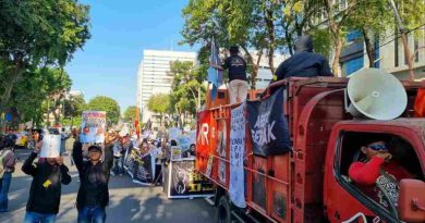 Ratusan Massa Demo di Grahadi Surabaya Tuntut Prabowo-Gibran Mundur