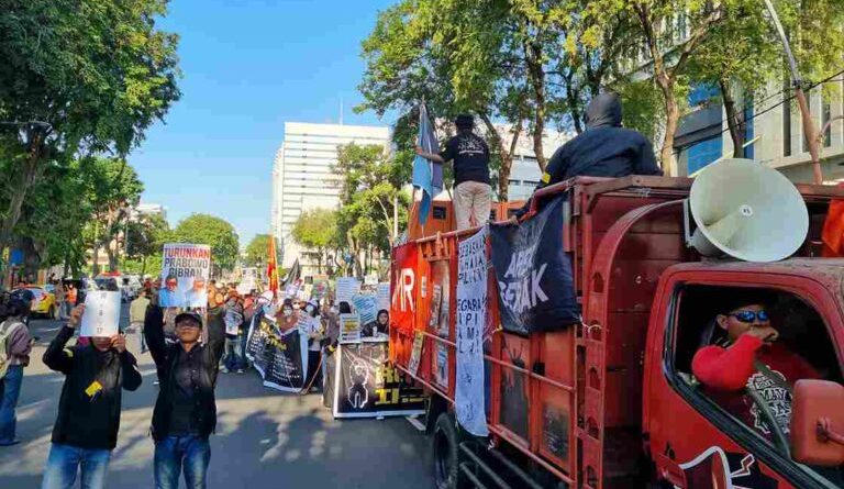 Ratusan Massa Demo di Grahadi Surabaya Tuntut Prabowo-Gibran Mundur