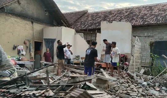 Angin Kencang Merobohkan Dapur Rumah Seorang Lansia di Situbondo