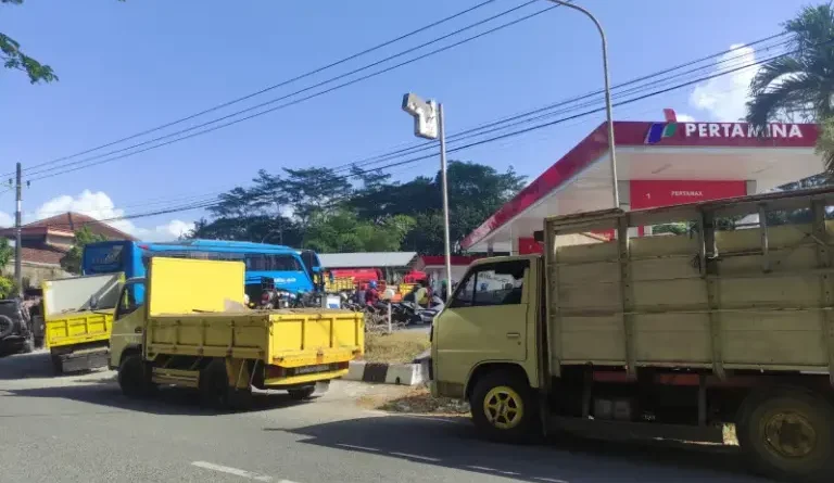 Antrean Mengular di SPBU Pacitan Usai Harga Pertamax Melonjak