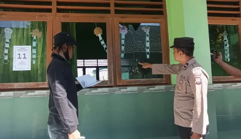 Ledakan Mercon Balon Udara di Ponorogo, Kaca Sekolah Pecah dan Plafon Toilet Ambrol Ledakan Mercon Balon Udara di Ponorogo, Kaca Sekolah Pecah dan Plafon Toilet Ambrol
