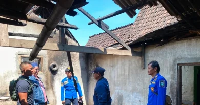 Dapur Dua Rumah di Cermee Bondowoso Ludes Terbakar Akibat Korsleting Listrik