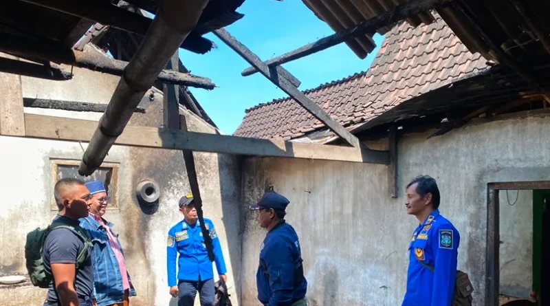 Dapur Dua Rumah di Cermee Bondowoso Ludes Terbakar Akibat Korsleting Listrik Dapur Dua Rumah di Cermee Bondowoso Ludes Terbakar Akibat Korsleting Listrik