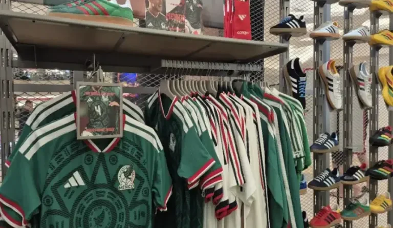 Jersey Piala Dunia Edisi Terbatas Jadi Buruan Kolektor di Tunjungan Plaza Surabaya