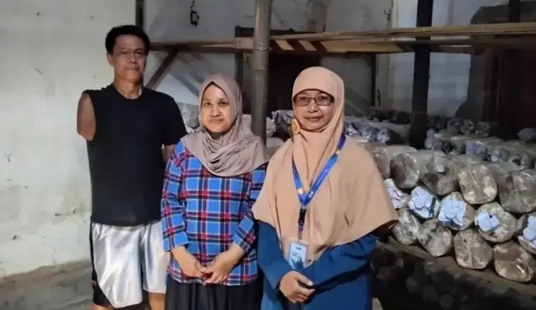 Laznas LMI Salurkan 400 Baglog Jamur Tiram untuk Modal Usaha Penyandang Disabilitas di Magetan