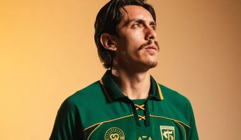 Persebaya Luncurkan Jersey Spesial 99 Tahun dengan Cerita di Setiap Jahitan