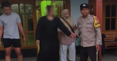 Perempuan ODGJ Mengamuk di Ngawi, Laporan via Call Center 110 Langsung Ditindaklanjuti Polisi Perempuan ODGJ Mengamuk di Ngawi, Laporan via Call Center 110 Langsung Ditindaklanjuti Polisi