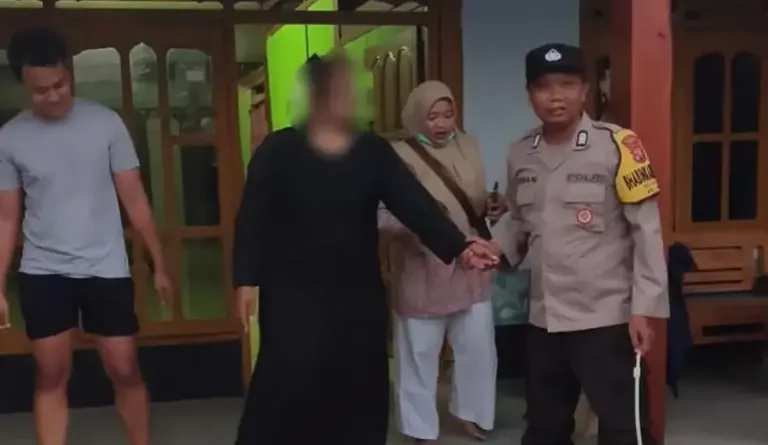 Perempuan ODGJ Mengamuk di Ngawi, Laporan via Call Center 110 Langsung Ditindaklanjuti Polisi Perempuan ODGJ Mengamuk di Ngawi, Laporan via Call Center 110 Langsung Ditindaklanjuti Polisi