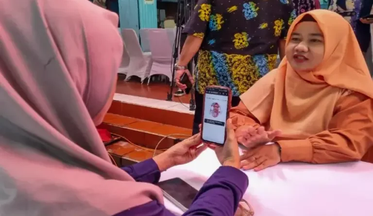 Ibu Ojol Surabaya Nyaman dengan Sistem Bansos Digital, Proses Verifikasi Cuma Dua Menit